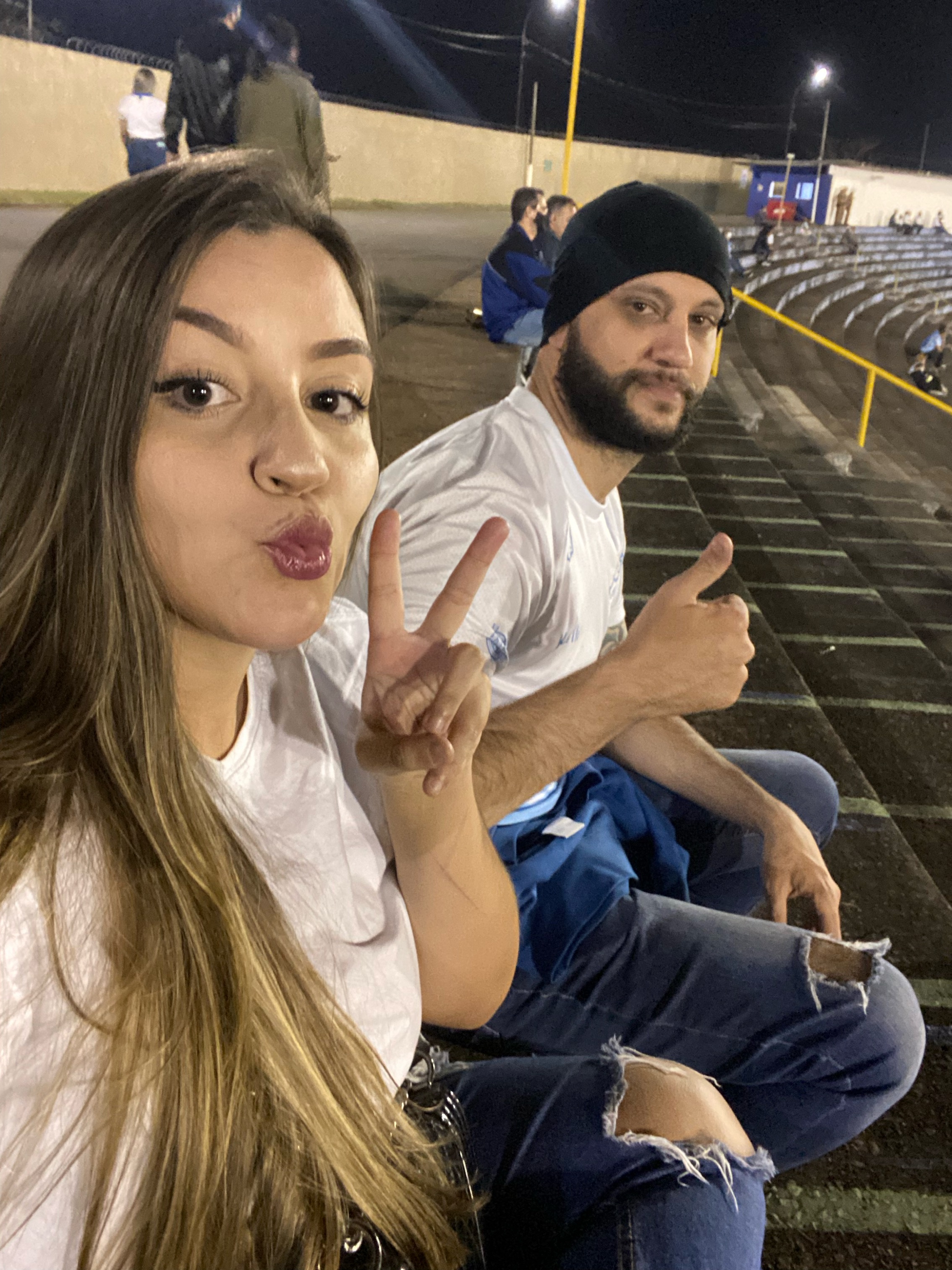 Luma e Thiago no estádio