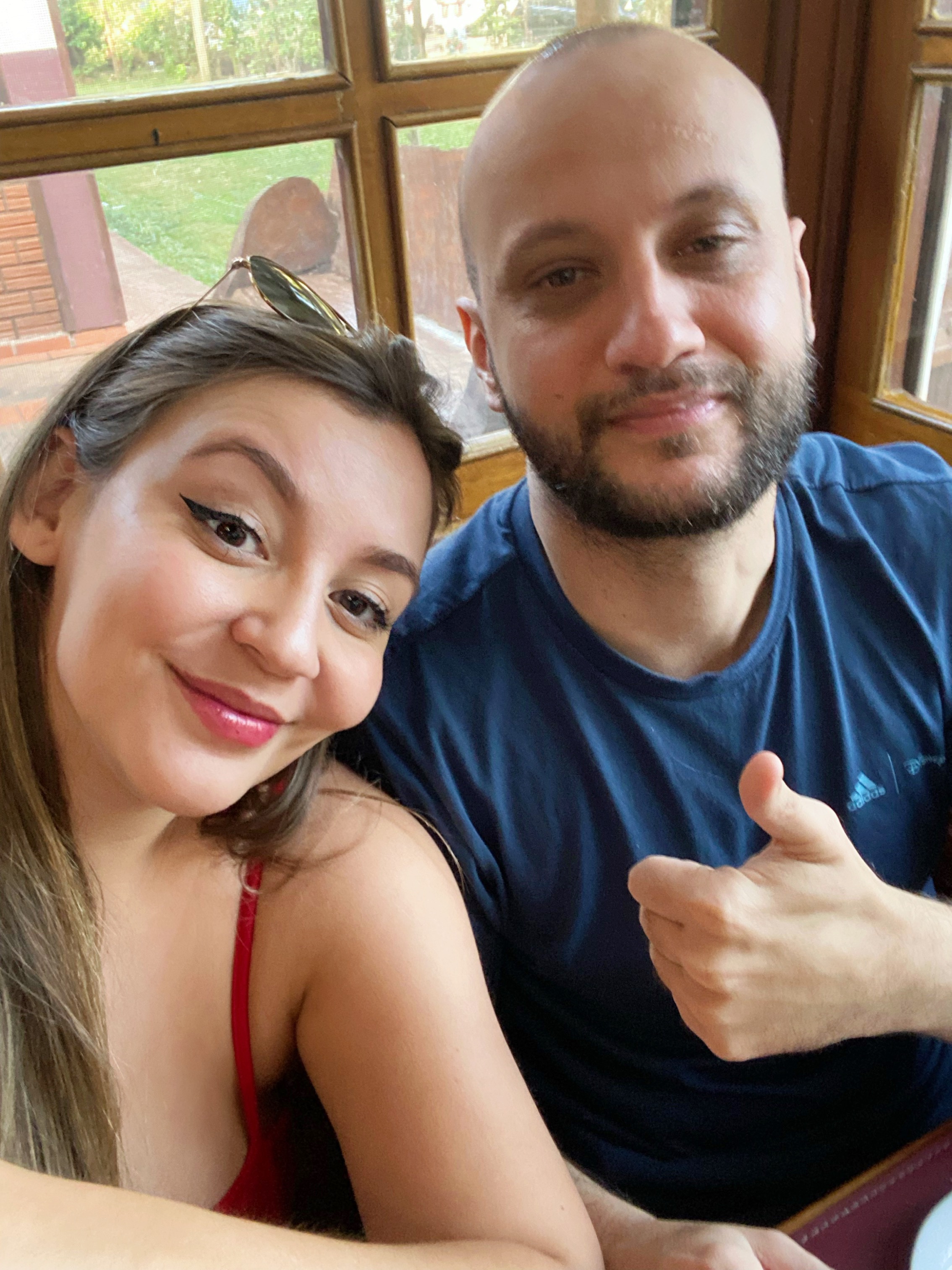 Luma e Thiago em um café