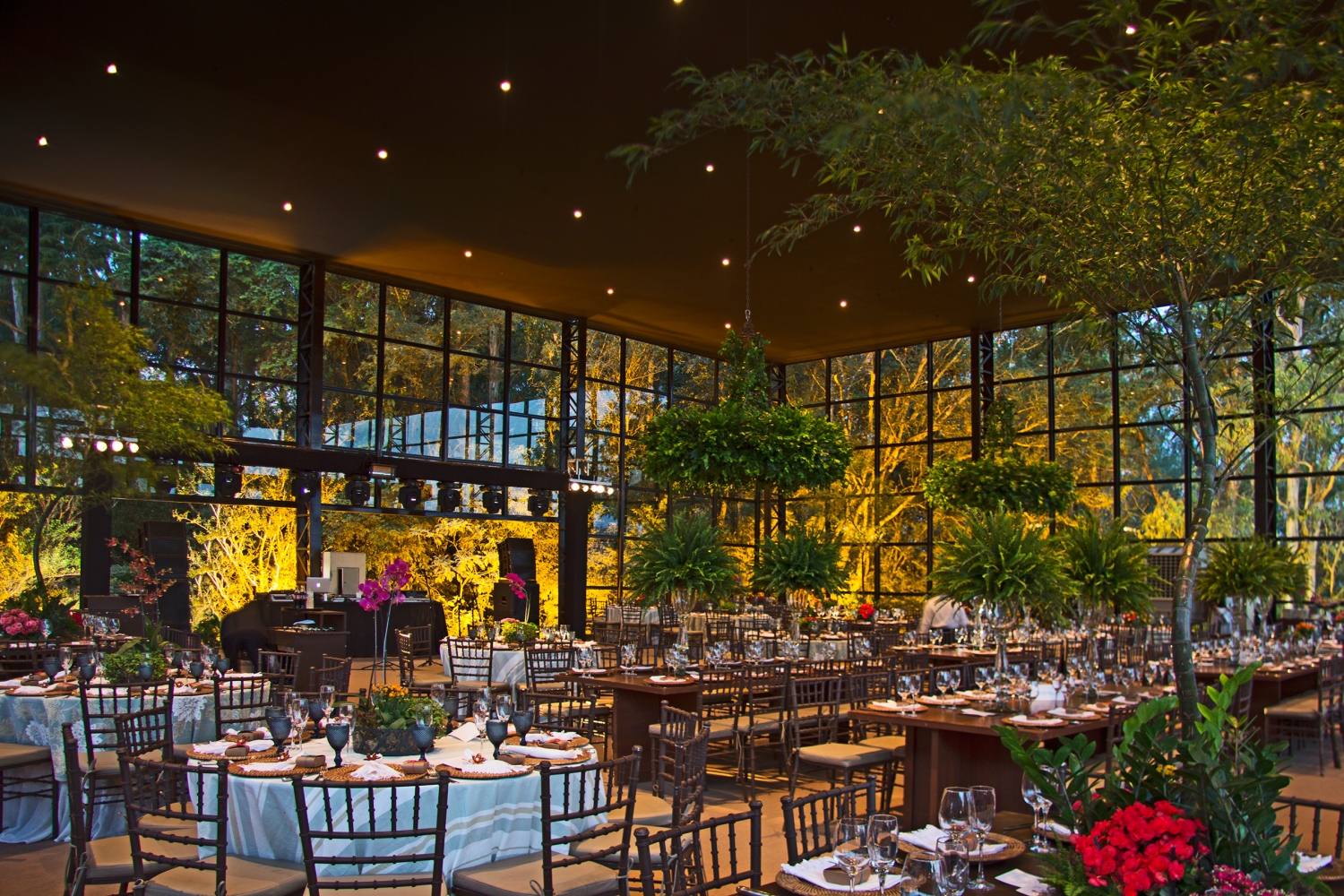 Salao principal do Ballroom Moress decorado para casamento com mesas elegantes e iluminacao dourada